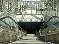 Abgang von der Oberfläche zur Bahnsteigebene