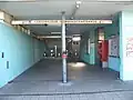 Blick ins Zugangsgebäude