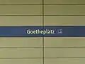Stationsname an den Hintergleiswänden
