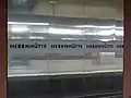Stationsname an den Bahnsteigwänden