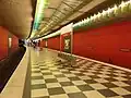 Bahnsteigebene mit 2 Lichtbändern an der Decke