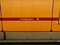 Stationsname an den Bahnsteigwänden