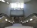 Abgang von der Oberfläche zur Bahnsteigebene
