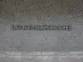 Stationsname an den Bahnsteigwänden