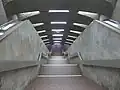 Abgang von der Bahnsteigebene zum Verteilergeschoss
