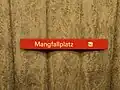 Stationsname an den Hintergleiswänden