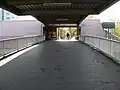 Zugang auf der Fußgängerbrücke