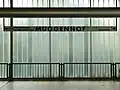 Stationsname an den Milchglaswänden