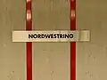 Stationsname an den Bahnsteigwänden