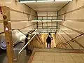 Abgang von der Verteilerebene zur Bahnsteigebene, mit Eröffnungsdatum an der Decke