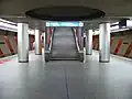 Bahnsteigebene -3 Überblick. Aufgang zur Bahnsteigebene -2 in der Mitte.