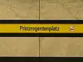 Stationsname an den Hintergleiswänden