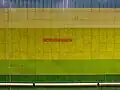 Stationsname an den Bahnsteigwänden
