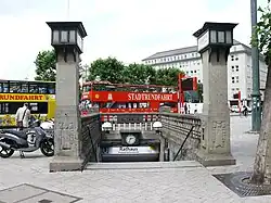 Eingang Rathausstraße zum südlichen Bahnsteig Richtung Hauptbahnhof