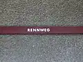 Stationsname an den Bahnsteigwänden