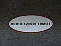 Stationsname an den Bahnsteigwänden