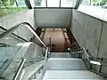 Blick auf die Bahnsteigebene von der Oberfläche