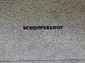Stationsname an den Bahnsteigwänden