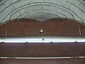 Wechselspiel der roten Spaltriemchen in den Bahnsteigröhren mit den Aluminiumplatten in den Querschlägen