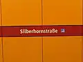 Stationsname an den Hintergleiswänden