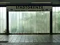 Stationsname an den Bahnsteigwänden