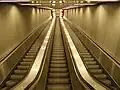 Lange Fahrtreppen durch die große Tiefe