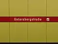 Stationsname an den Hintergleiswänden
