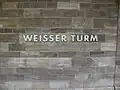 Stationsname an den Bahnsteigwänden