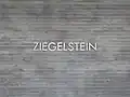 Stationsname an den Bahnsteigwänden
