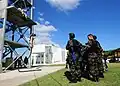 Das Fleet Anti-Terrorism Security Team demonstriert marokkanischen Matrosen schnelle Seiltechniken.