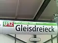 Überklebte U1-Fahrgastinformation der Linie U12 mit Fahrtziel Warschauer Straße am U-Bahnhof Gleisdreieck