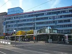 Abgang zum Passagegeschoß der Verkehrsstation; „Arcade Meidling“ im Hintergrund