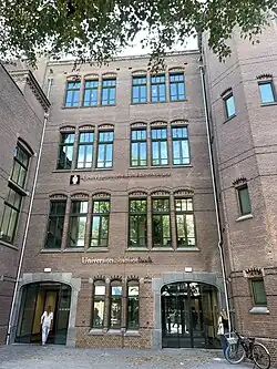 Das moderne Hauptgebäude der Universitätsbibliothek Amsterdam am Koningsplein