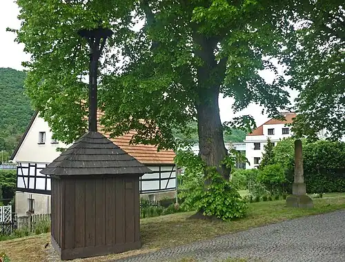 Glockenturm und Meilenstein