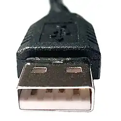 USB-1.0-/2.0-Typ-A-Stecker deutlich zu erkennen sind die voreilenden äußeren Pins für die Versorgungs­spannung