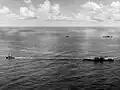 Canberra (vorn) und Houston werden nach Torpedotreffern abgeschleppt