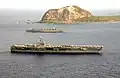 Schiffe vor dem Vulkan Suribachi der Insel Iwojima. Im Vordergrund die Carl Vinson