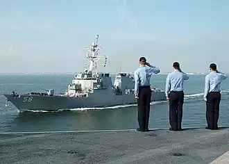 Die Laboon passiert den Träger Washington