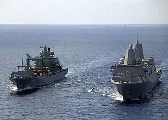 Frankfurt am Main neben USS Mesa Verde