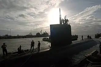 Charlotte am Pier in der Naval Station Norfolk
