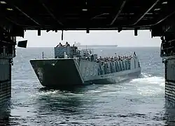 Ein Landing Craft, Utility bei der Einfahrt ins Welldeck, Februar 2009