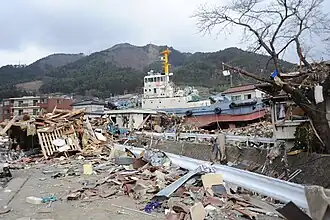 Ein Schlepper im Tsunamiangespül in Ōfunato (Foto: 15. März 2011)