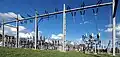110 kV, eine Leitung führt Mittelspannung und in einen Endverschluss
