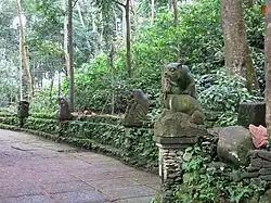 Weg mit Steinfiguren