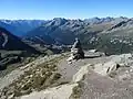 Ausblick vom Gipfel nach Süden über San Bernardino, im Hintergrund der Lago d’Isola