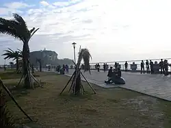 Hafeneinfahrt und Leuchtturm von Qijin vom gegenüberliegenden Stadtteil Gushan aus gesehen