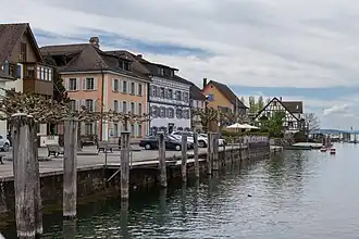 Uferpromenade mit Hotel Krone