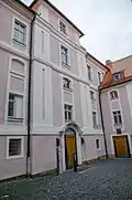 Südflügel der Vierflügelanlage mit Putzgliederung und Risalit