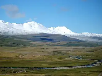 Tawan-Bogd-Gruppe von Ukokplateau (Russland, Norden) aus; der Chüiten ganz links im Hintergrund; vorn der Fluss Kalguty im Einzugsbereich des Argut