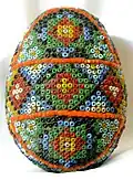 Ukrainisches Perlenei mit geometrischem Muster, 2009.
